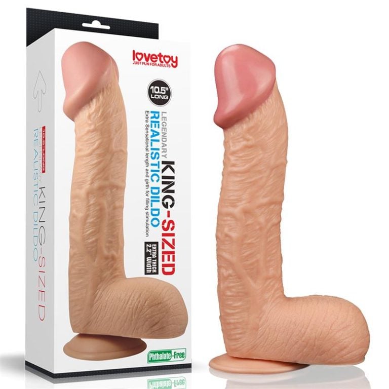 Dildo boje kože 26 cm - King Sized XL prikazan pokraj ambalaže.